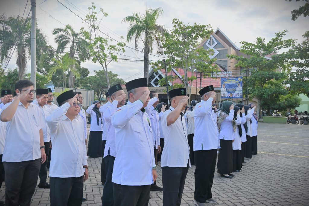 Para pegawai di lingkungan rektorat saat mengikuti Apel Mingguan (Foto:Humas/Jamal Ripani)
