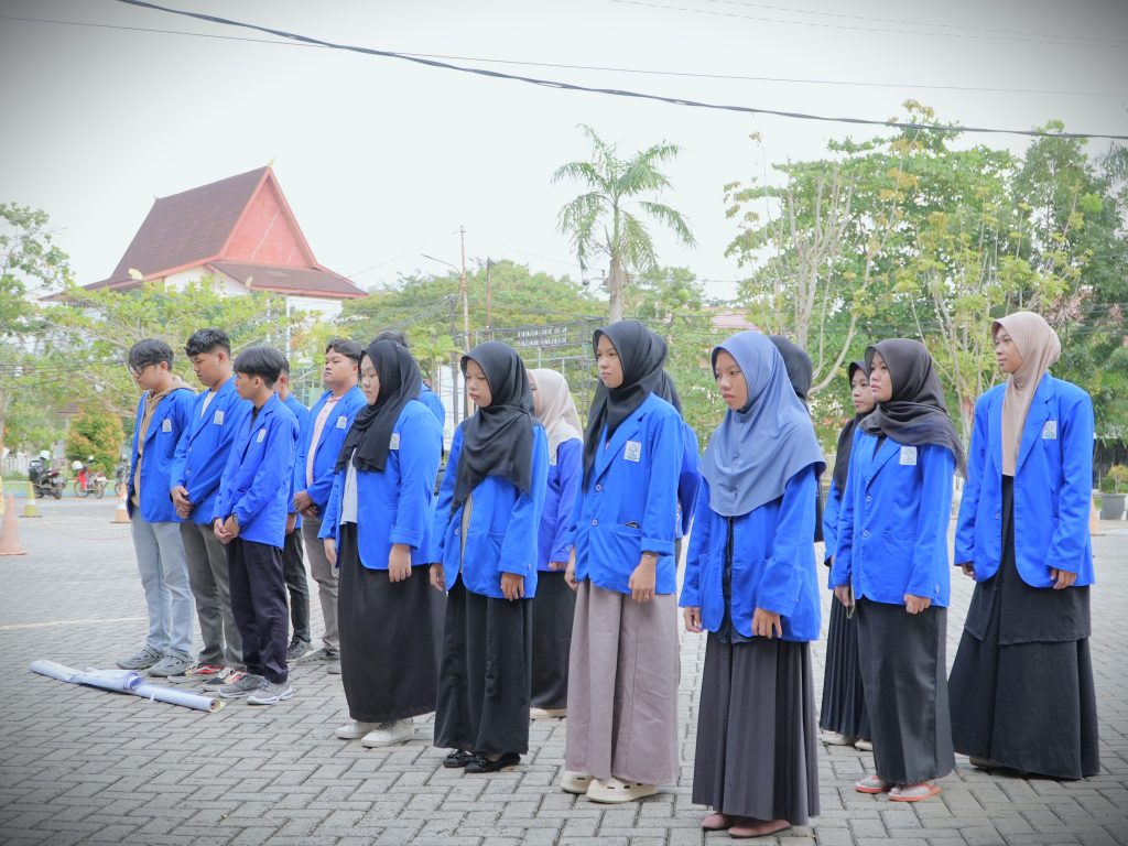 Para peserta KKN MBKM 2025 saat mengikuti upacara pelepasan (Foto:Humas)
