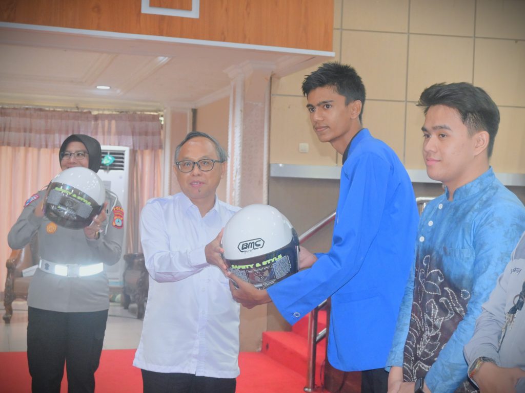 Para peserta beruntung yang mendapatkan hadiah (Foto:Humas/Jamal Ripani)