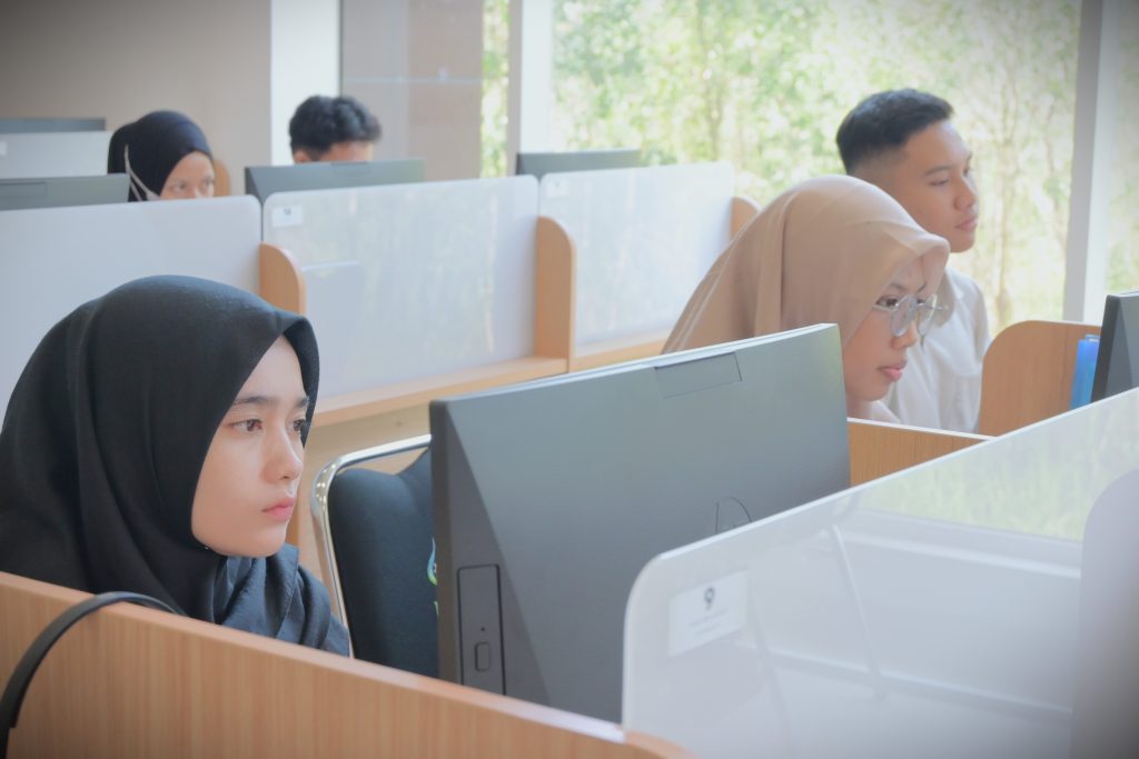 Para peserta di Ruang Lab Internet 2 saat serius mencari jawaban (Foto:Humas)