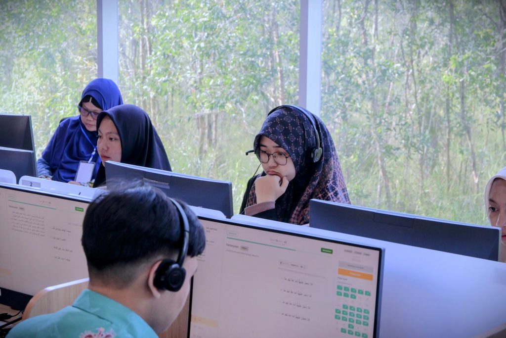 Para peserta saat berpikir keras mengikuti SSE UMPTKIN hari kedua di ruang Lab Internet 1 (Foto:Humas)