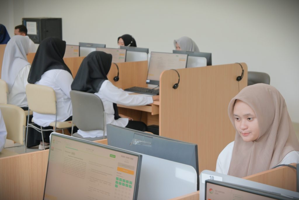 Para peserta saat mengikuti SSE UMPTKIN 2025 hari kedua di UIN Antasari (Foto:Humas)