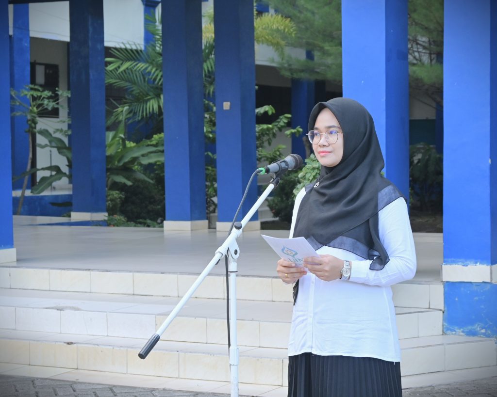 Pegawai UIN Antasari saat memandu jalannya Apel Mingguan (Foto:Humas/Jamal Ripani)