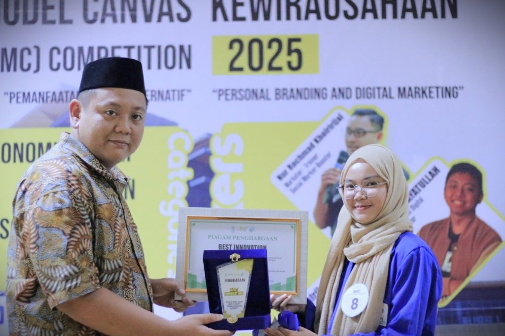 Pemberian penghargaan kepada peserta terpilih