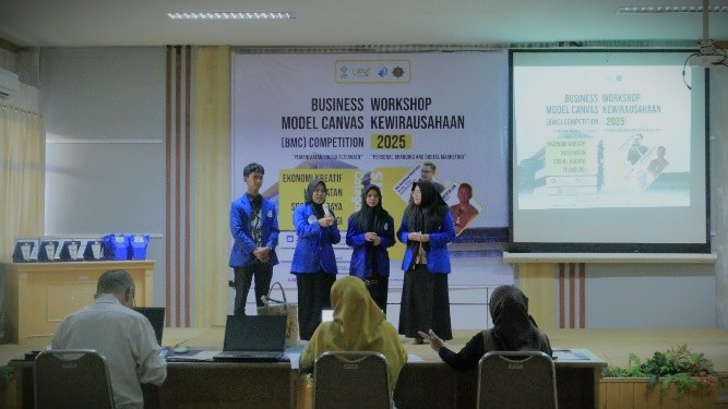 Peserta saat melakukan presentasi.
