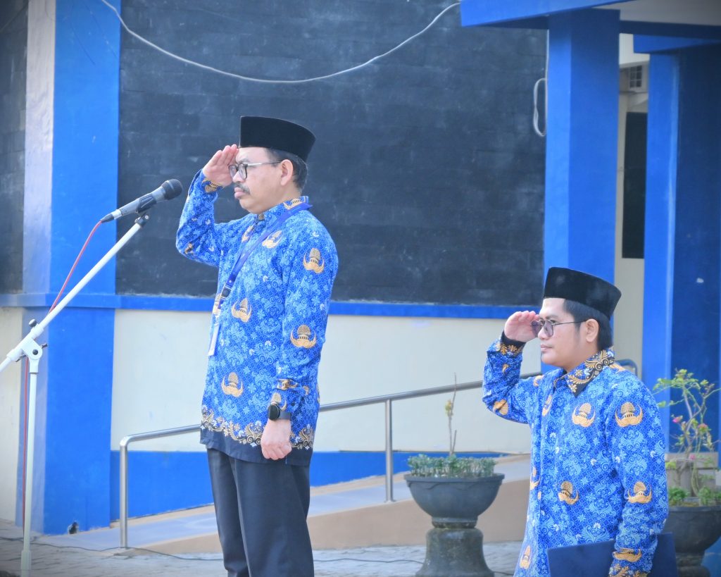 Rektor UIN Antasari saat menjadi pembina apel (Foto:Humas/Jamal Ripani)