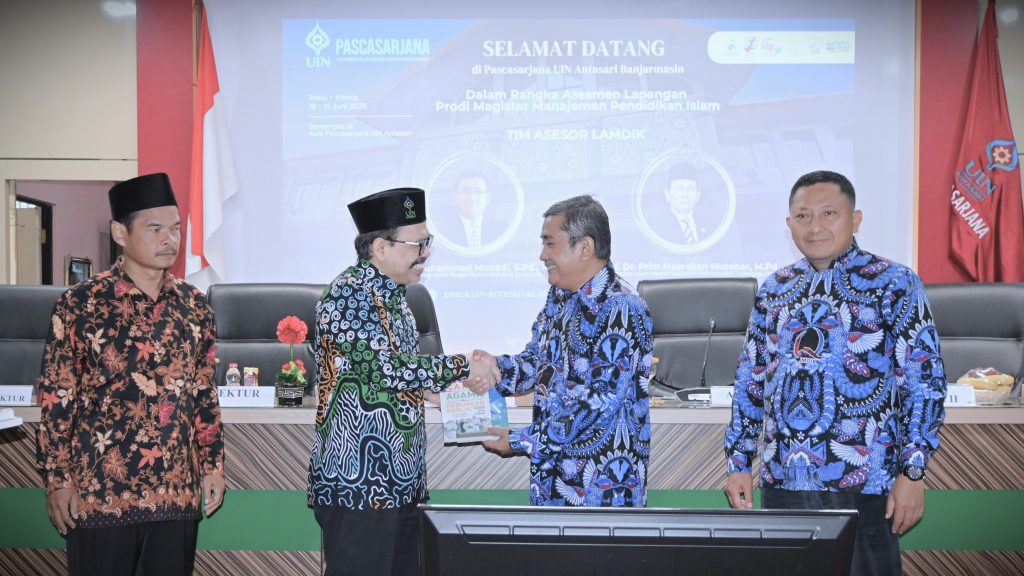 Rektor saat menyerahkan kenang-kenangan berupa karyanya untuk Tim Asesor (Foto:Humas/Jamal Ripani)