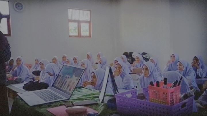 Sesi penyampaian materi kepada para santriwati