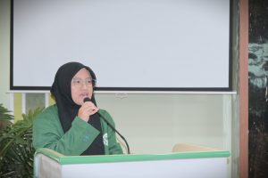 Siti Aisyah, peserta pertukaran mahasiswa dari UIN Palangkaraya saat memberikan kesan dan pesannya (Foto:Humas)