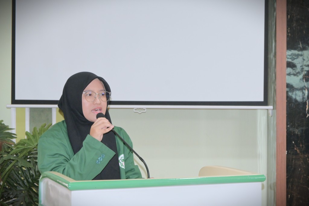 Siti Aisyah, peserta pertukaran mahasiswa dari UIN Palangkaraya saat memberikan kesan dan pesannya (Foto:Humas)