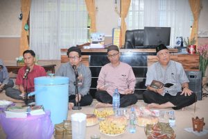 Suasana Majelis Burdah di ruang kerja Karo AUPKK UIN Antasari Dr. H. Moh. Junaidin, M.A. (Foto:Humas/Jamal Ripani)