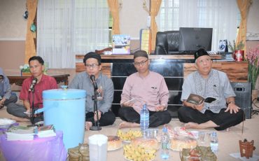 Suasana Majelis Burdah di ruang kerja Karo AUPKK UIN Antasari Dr. H. Moh. Junaidin, M.A. (Foto:Humas/Jamal Ripani)