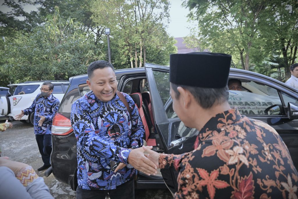 Tim asesor saat tiba di halaman Gedung Pascasarjana Kampus 1 UIN Antasari Banjarmasin (Foto:Humas)