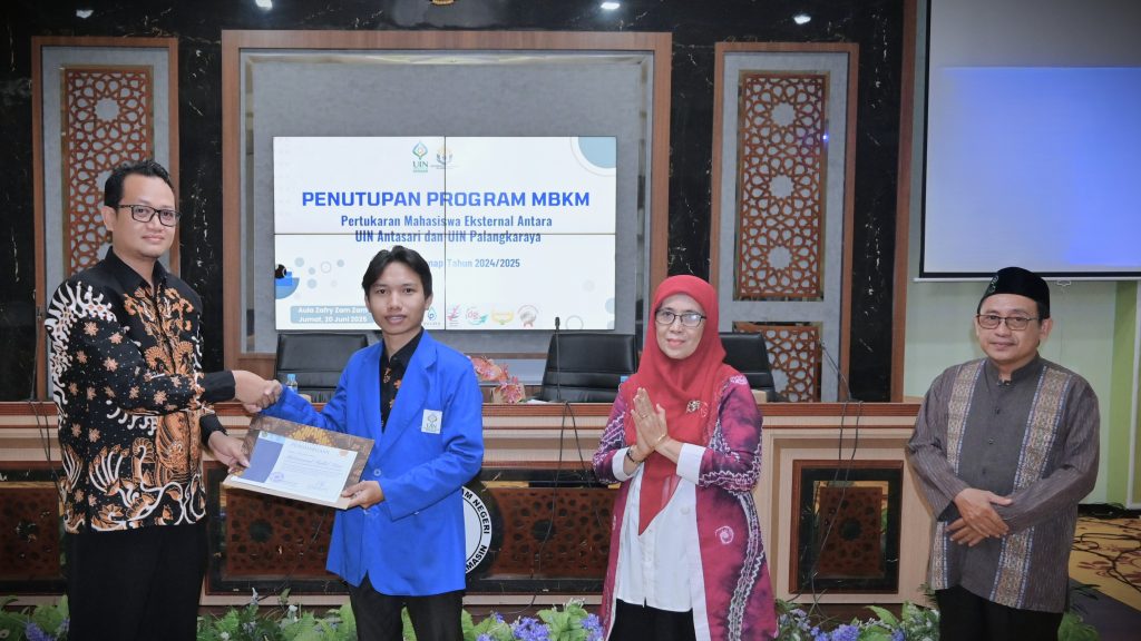 Wakil Dekan FUAD UIN Palangkaraya saat menyerahkan sertifikat kepada mahasiswa UIN Antasari (Foto:Humas)
