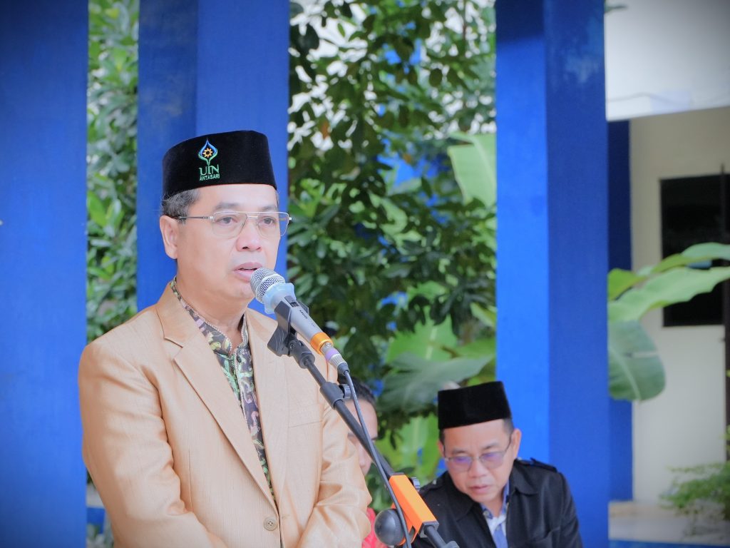 Wakil Rektor UIN Antasari Bidang AUPK Dr. H. Akhmad Sagir, M.Ag. saat melepas peserta (Foto:Humas)