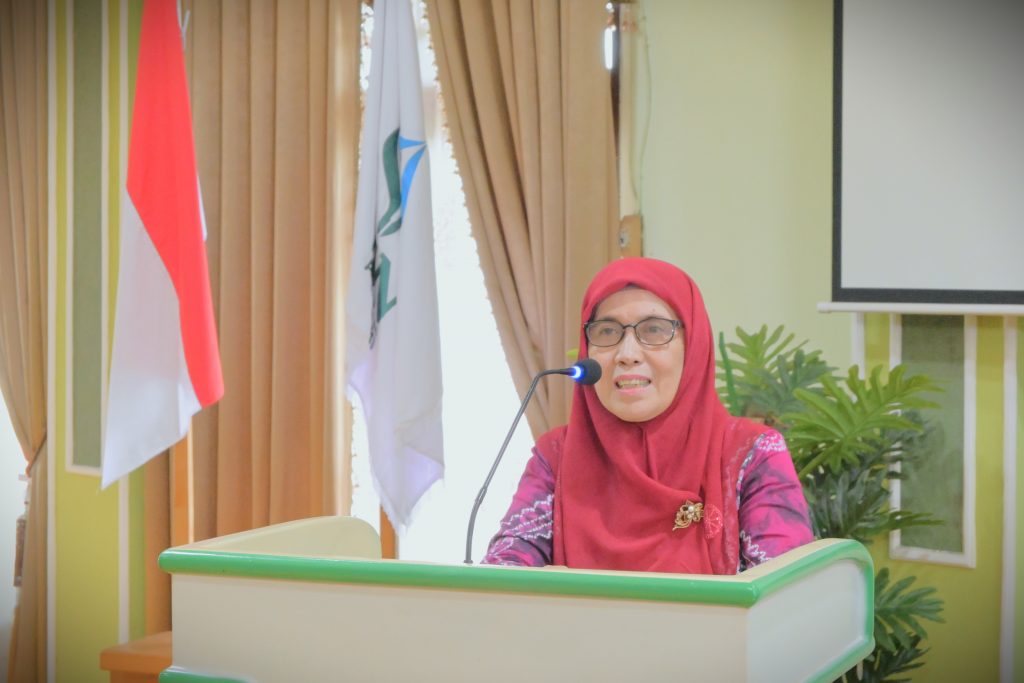 Wakil Rektor UIN Antasari Bidang Akademik dan Kelembagaan Dr. Hj. Nida Mufidah, M.Pd. saat menutup kegiatan (Foto:Humas)