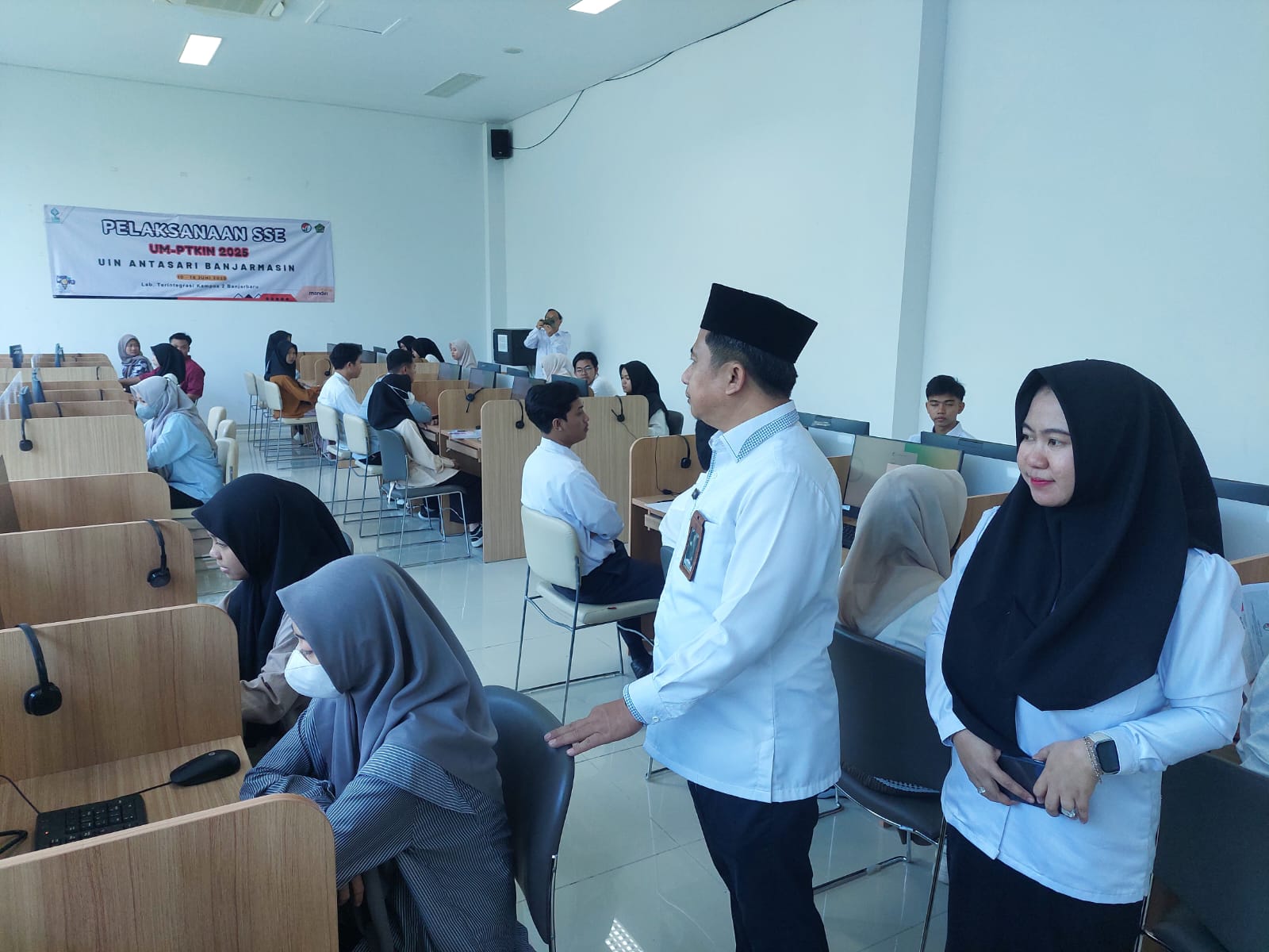Kepala Biro AUPKK, Dr. Moh. Junaidin, MA mengawasi jalannya Ujian. (Foto:Panitia SSE UMPTKIN 2025)