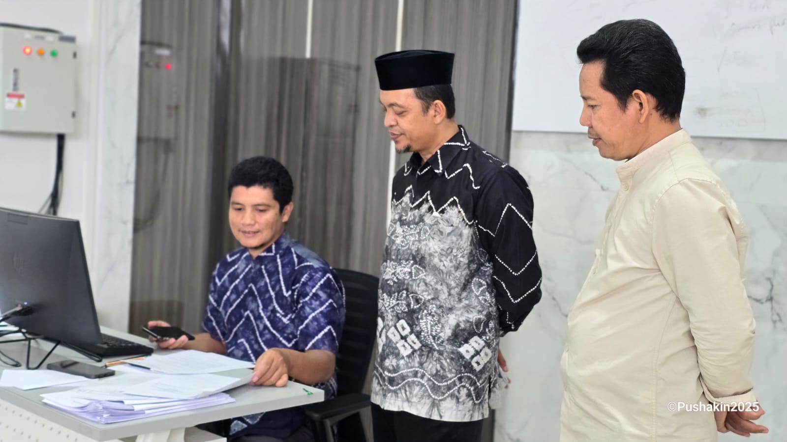 Dr. Dzikri Nirwana, M.Ag membersamai panitia ujian UM-PTKIN 2025. (Foto: Humas/Noor Hasanah)