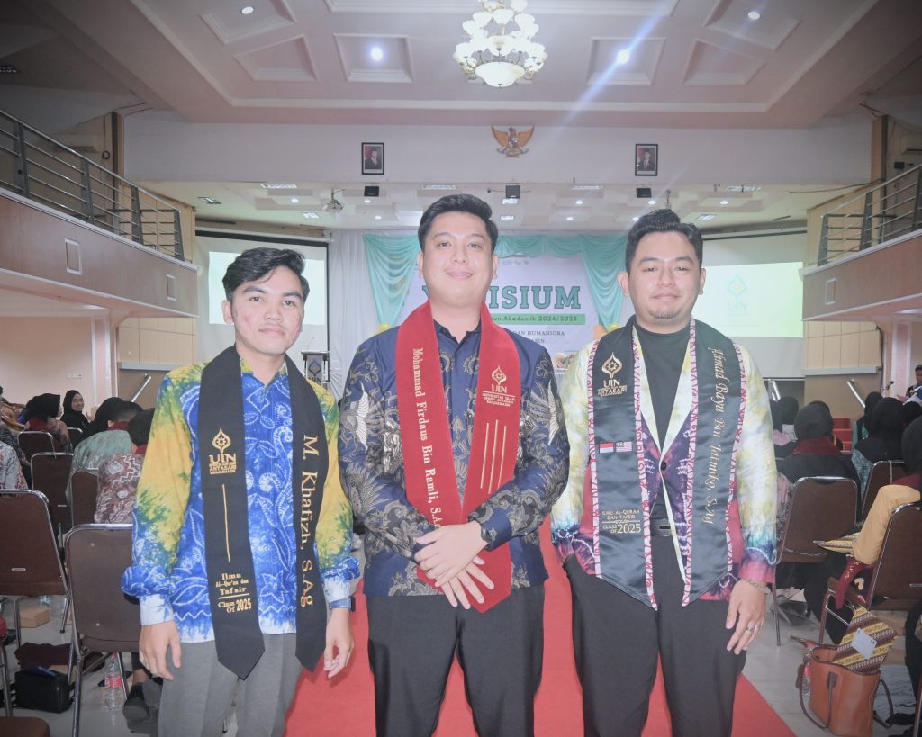Ahmad Bayu bin Jatmiko, S.Ag. saat berfoto bersama rekan-rekannya (Foto:Humas/Jamal Ripani)
