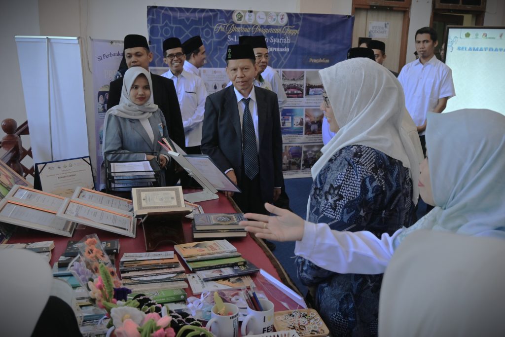 Asesor saat diperlihatkan karya-karya civitas academica UIN Antasari (Foto:Humas)