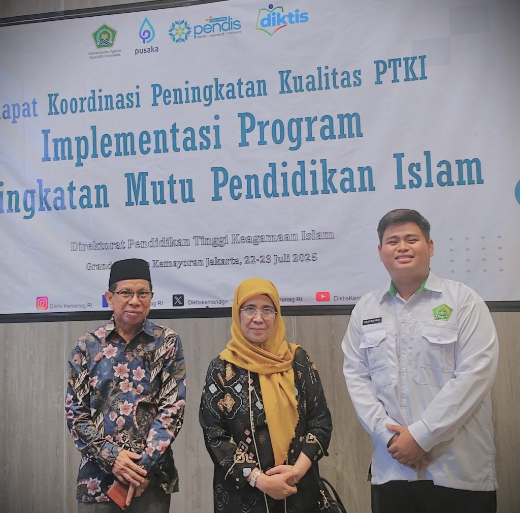 Dekan FTK dan Wakil Rektor UIN Antasari saat berfoto bersama dengan panitia.