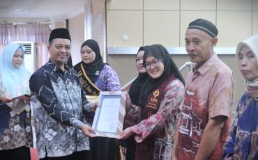 Dekan saat menyerahkan penghargaan kepada yudisiawan terbaik (Foto:Humas/Jamal Ripani)