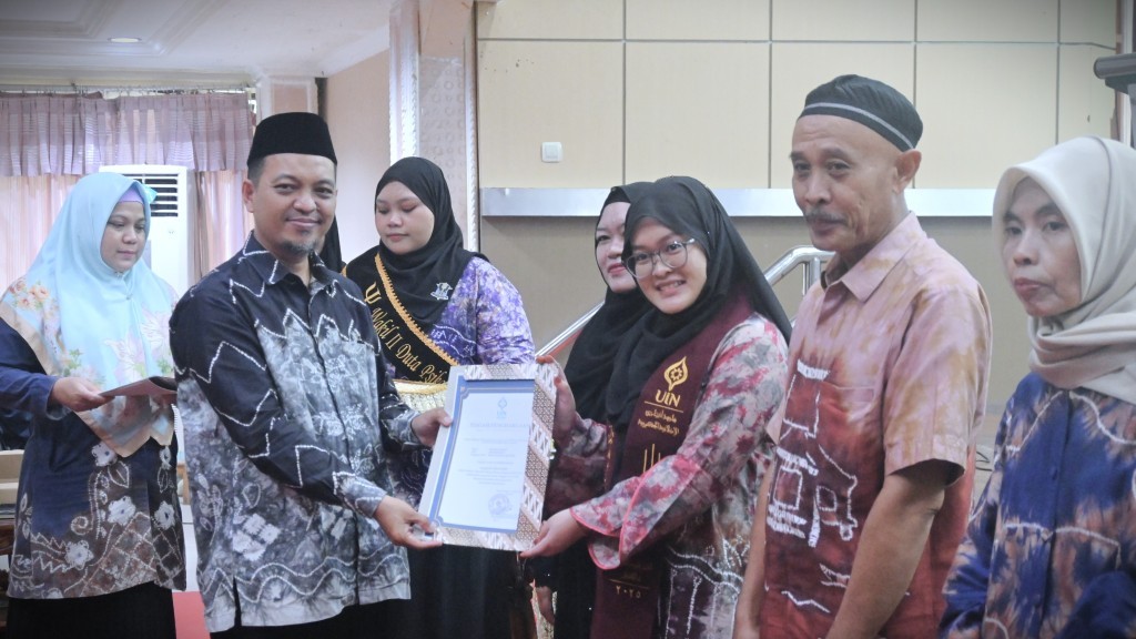 Dekan saat menyerahkan penghargaan kepada yudisiawan terbaik (Foto:Humas/Jamal Ripani)