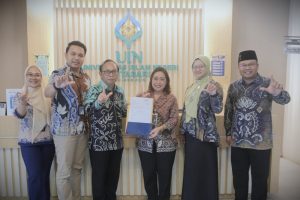 Foto bersama Wakil Rektor dengan manajemen Bank Mandiri Cabang Banjarmasin A. Yani (Foto:Humas/Haitami)