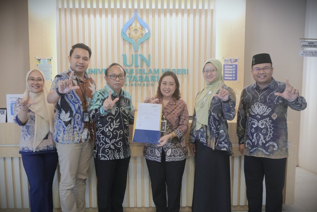 Foto bersama Wakil Rektor dengan manajemen Bank Mandiri Cabang Banjarmasin A. Yani (Foto:Humas/Haitami)
