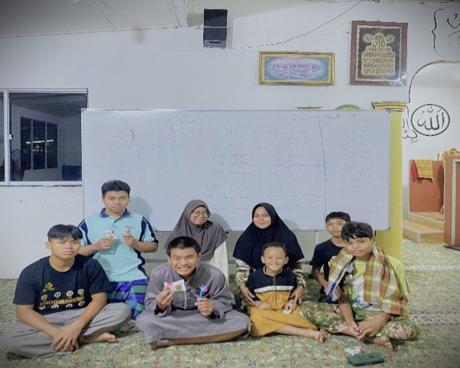 Foto bersama dengan para peserta Arabic Class.