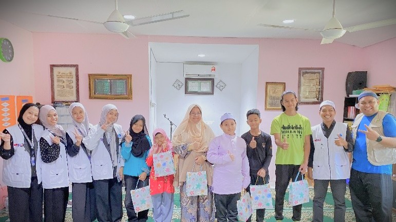 Foto bersama dengan pemenang kuis.