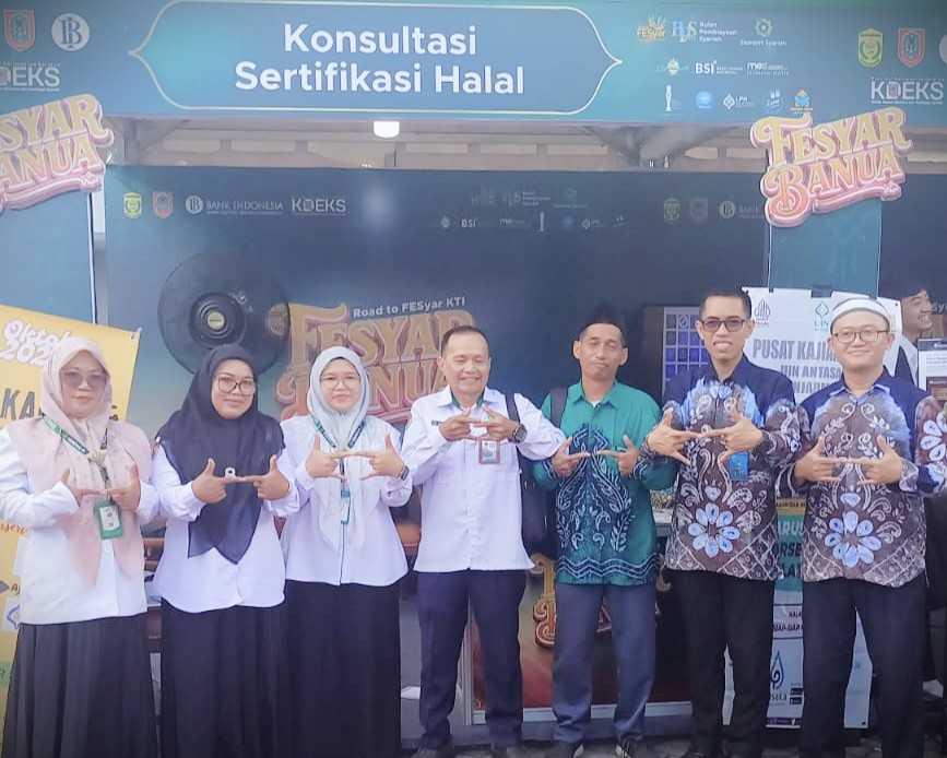 Foto bersama di depan stan layanan LPH UIN Antasari.