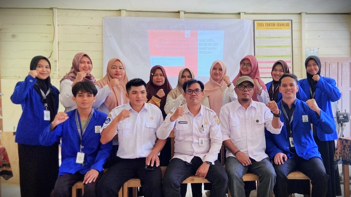 Foto bersama pemateri, kepala sekolah, guru, staf, dan mahasiswa KKN MBKM.