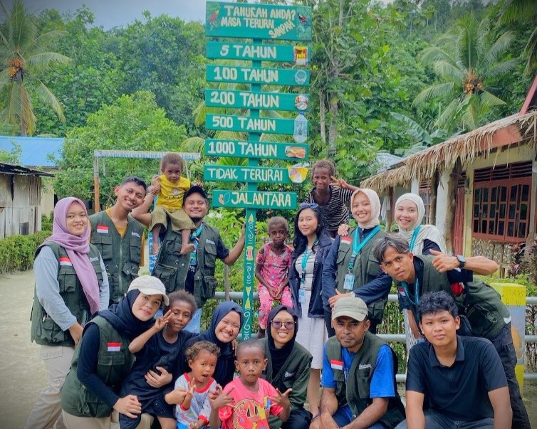 Foto bersama usai pemasangan papan informasi.