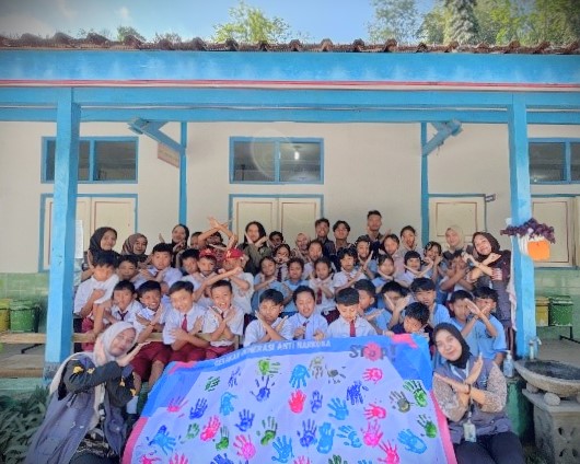Foto bersama usai pemberian cap tangan.