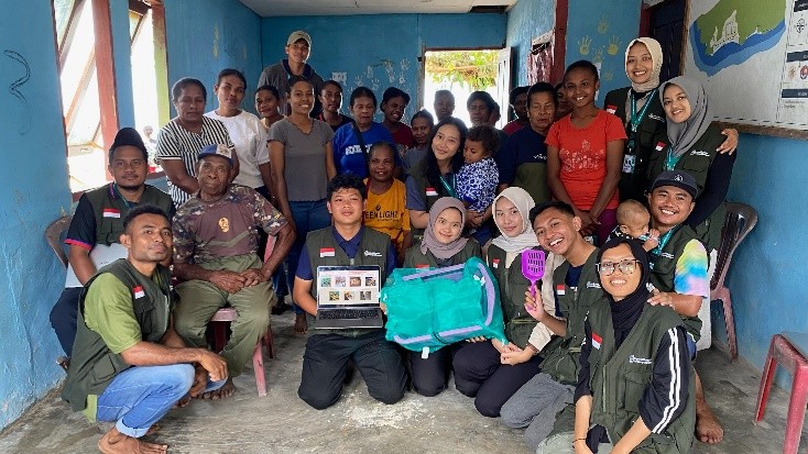 Foto bersama usai praktik budi daya maggot.