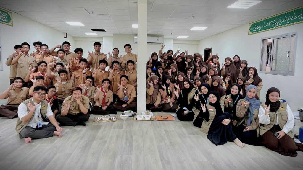Foto bersama usai praktik membuat kakicak.