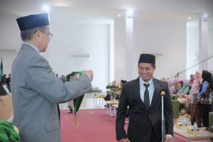 Hafizian Nor saat bersiap mendapat kalung yudisium (Foto:Humas/Rudy Hermawan)