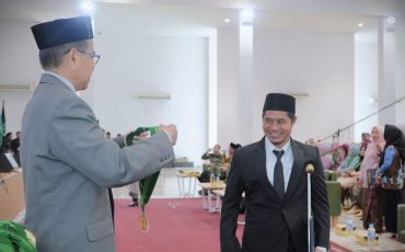 Hafizian Nor saat bersiap mendapat kalung yudisium (Foto:Humas/Rudy Hermawan)
