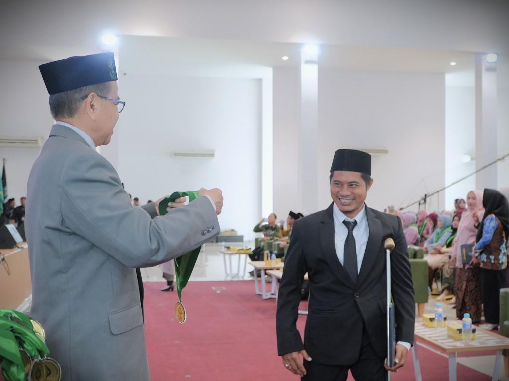Hafizian Nor saat bersiap mendapat kalung yudisium (Foto:Humas/Rudy Hermawan)