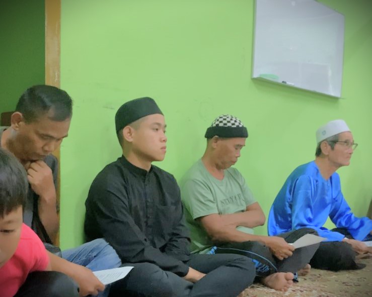 Jemaah mengamati materi yang dibagikan.