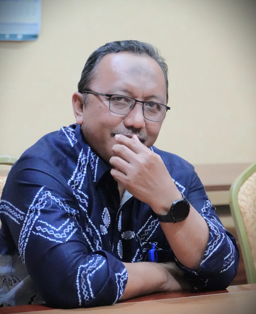 Kabag Mikwa UIN Antasari H. Haris Fadilah, S.Ag., M.Pd.I. saat mendampingi pelaksanaan rakor perdana Biro AAKK (Foto:Humas/Haitami)
