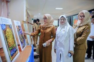 Kabid P4TK Disnakertrans Kalsel Indah Fajarwati, M.Hut. saat berkeliling melihat hasil karya para mahasiswa (Foto:Humas/Haitami)