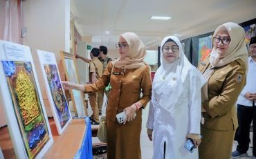 Kabid P4TK Disnakertrans Kalsel Indah Fajarwati, M.Hut. saat berkeliling melihat hasil karya para mahasiswa (Foto:Humas/Haitami)