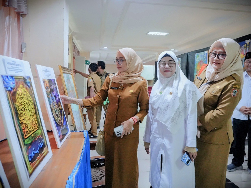 Kabid P4TK Disnakertrans Kalsel Indah Fajarwati, M.Hut. saat berkeliling melihat hasil karya para mahasiswa (Foto:Humas/Haitami)
