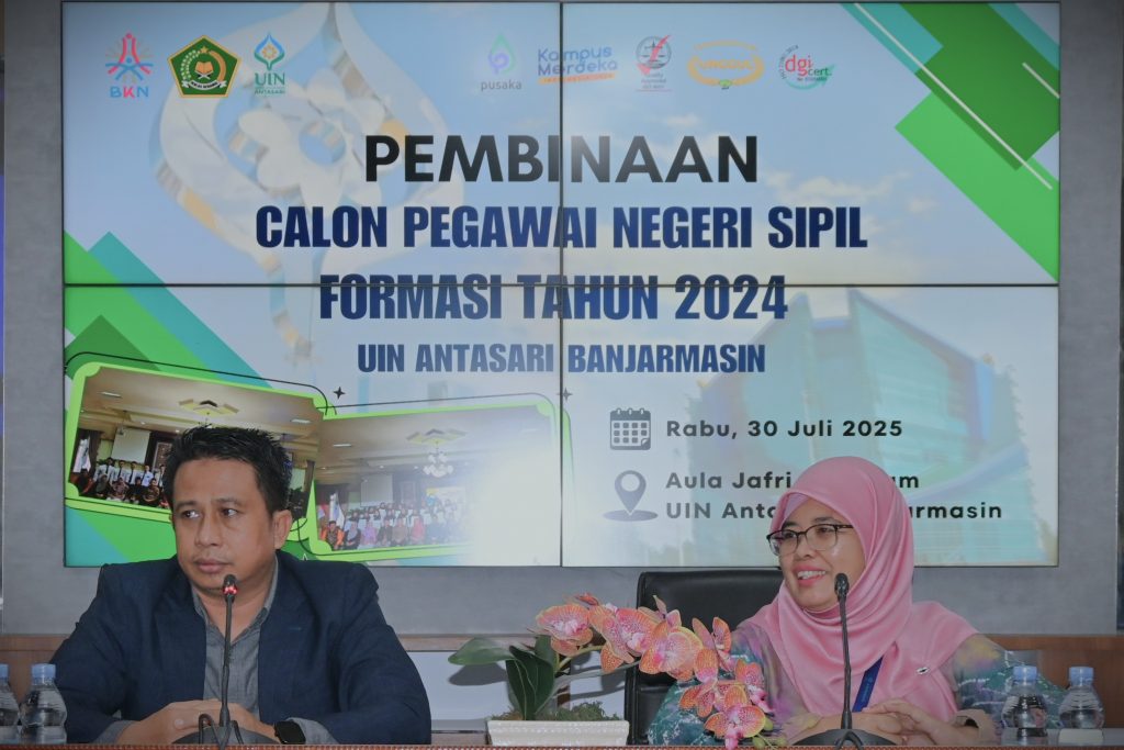 Karo AUPKK UIN Antasari Dr. H. Moh. Junaidin, M.A. didampingi Mufidatun Nisa, S.Th.I., M.Fil.I. saat memberikan pengarahan (Foto:Humas/Jamal Ripani)