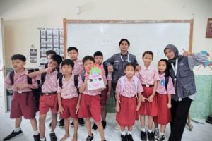 Karya kincir angin perkalian dari bahan daur ulang.
