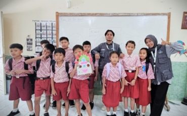 Karya kincir angin perkalian dari bahan daur ulang.