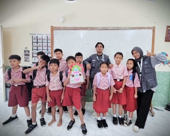Karya kincir angin perkalian dari bahan daur ulang.