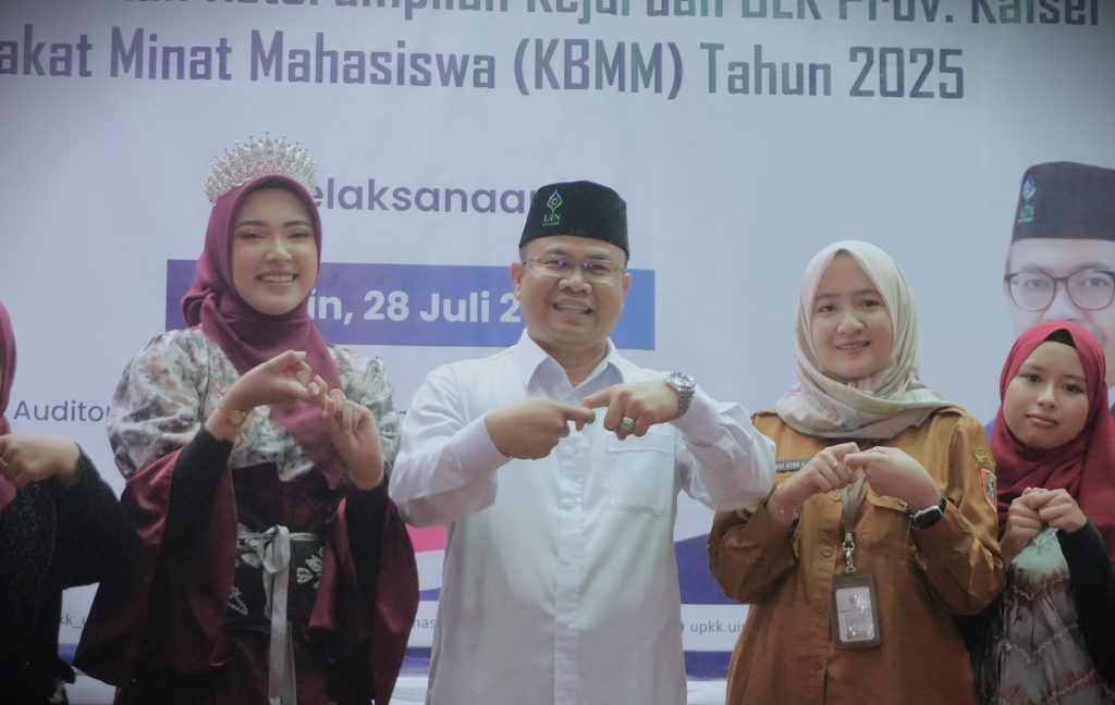 Kepala UPKK UIN Antasari Dr. Taufik Hidat, S.Psi., Psikolog, M.Kes. saat berfoto bersama usai penutupan (Foto:Humas/Haitami)